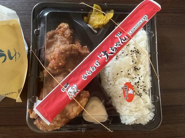 からあげ弁当のフタ付き全体写真
