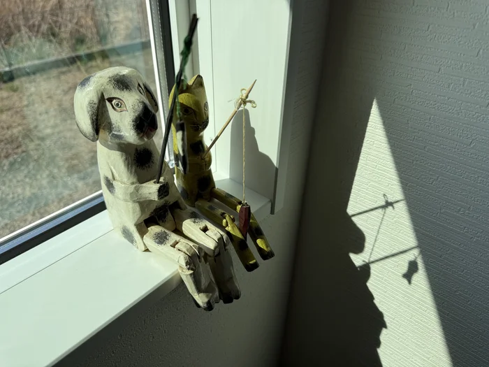 窓辺の犬と猫の木彫りオブジェ