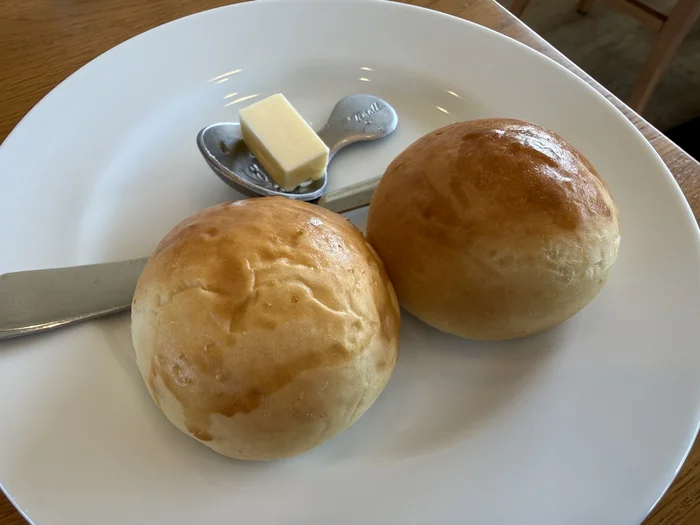 丸い手作りパンとバター