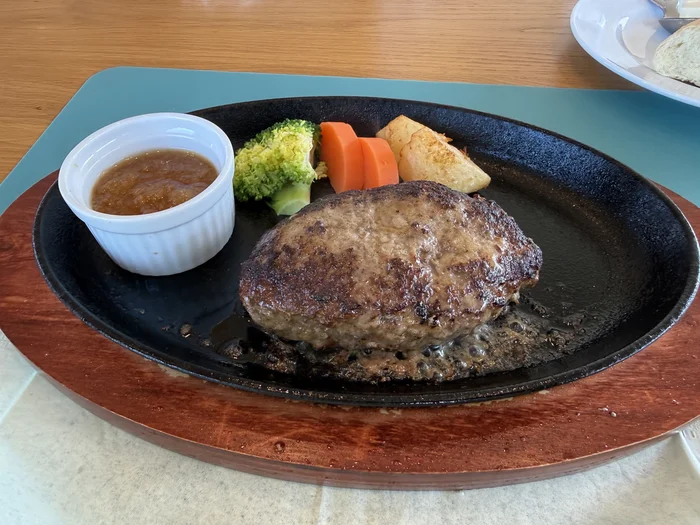 鉄板のハンバーグステーキ