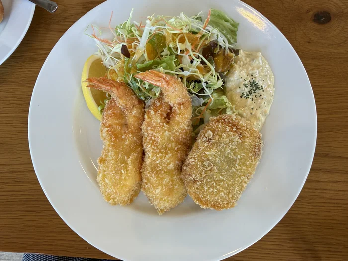 エビフライとコロッケのプレート