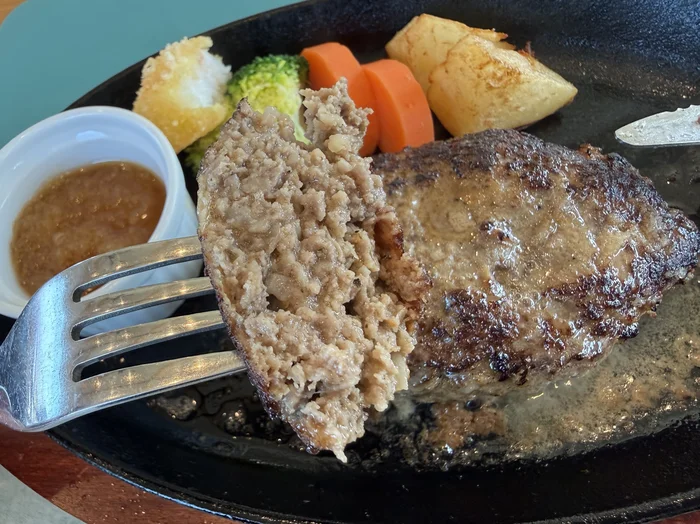 ハンバーグの断面と肉汁