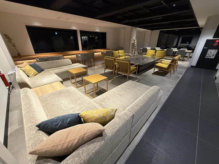 画像 ラウンジソファエリア夜