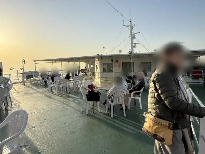 画像 屋上デッキでくつろぐ乗客たち