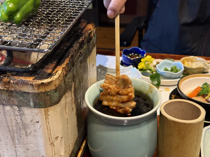 お肉をタレに漬ける瞬間