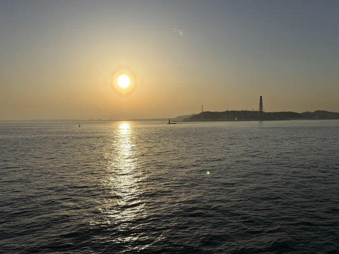 画像 東京湾に沈む美しい夕日と猿島のシルエット