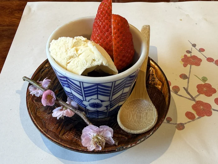 デザート黒糖ゼリーとアイスといちご