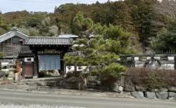 隠れ屋敷 典膳の店舗外観と正門