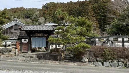 隠れ屋敷 典膳の店舗外観と正門