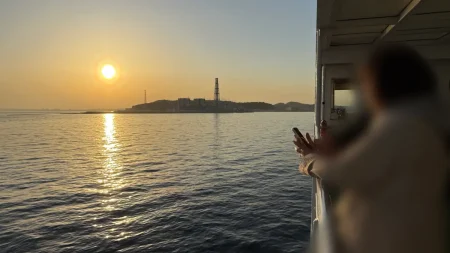 夕日を浴びながら東京湾をフェリーで横断!金谷→久里浜を車で渡る40分の船旅が想像以上に良かった話