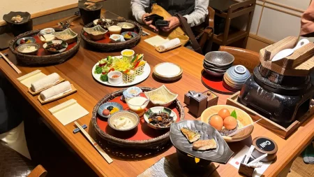 小湊温泉「三水」の朝食が最高すぎた！永光卵のふわふわ卵かけご飯と伊勢海老汁が絶品【鴨川旅行記】