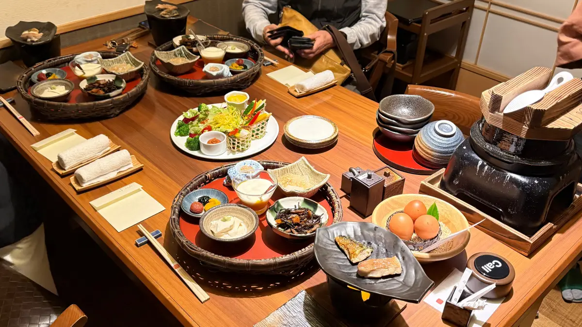 小湊温泉「三水」の朝食が最高すぎた！永光卵のふわふわ卵かけご飯と伊勢海老汁が絶品【鴨川旅行記】