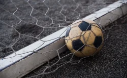 前園真聖 バスVS鉄道ロケ中に転倒 事故の経緯とW杯解説への影響は