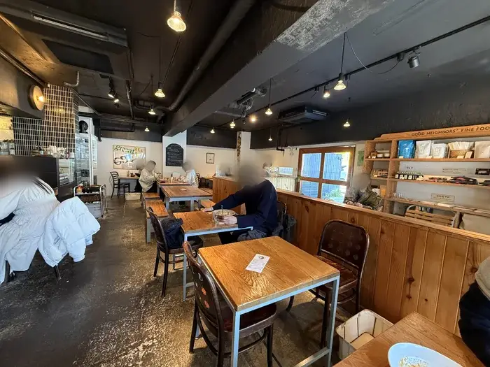 Tas Yardの店内テーブル席の様子