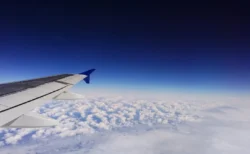 モバイルバッテリー”機内使用禁止”に阿鼻叫喚「GW目前なのに…」「充電切れが怖すぎる」知らないと罰金100万円も