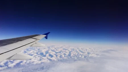 モバイルバッテリー”機内使用禁止”に阿鼻叫喚「GW目前なのに…」「充電切れが怖すぎる」知らないと罰金100万円も