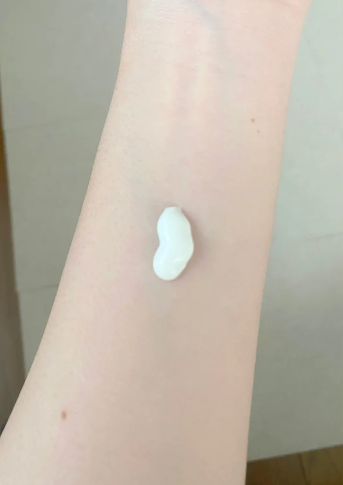 画像 腕に白いクリームを出した様子