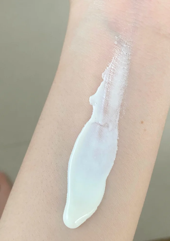 画像 腕にクリームを伸ばしている様子