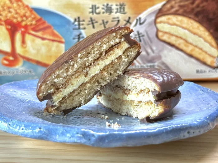 画像 お皿に置かれたチョコパイ 北海道生キャラメルチーズケーキの断面