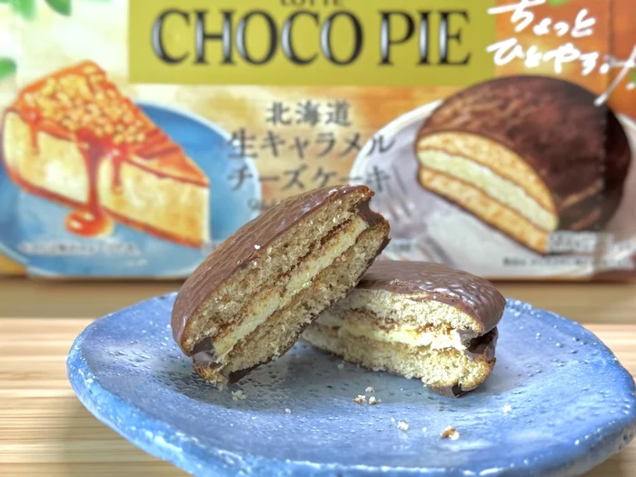 画像 青いお皿に乗ったチョコパイの断面