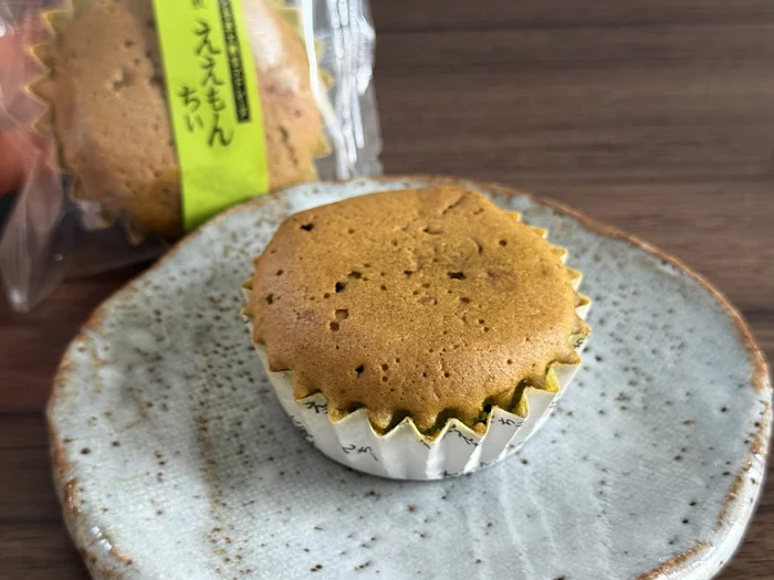 お皿にのせたマドレーヌと袋