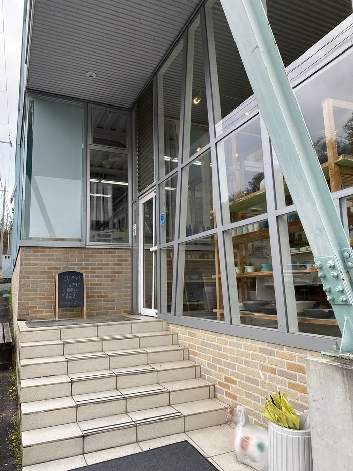 ガラス張りの藤陶の店舗外観、階段の横に看板