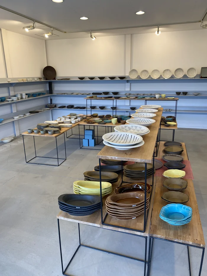 テーブルに小皿やカップ、箸置きなどカラフルな器が並ぶ