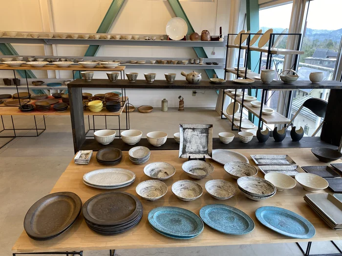 テーブルに皿や椀がきれいに並ぶギャラリースペース