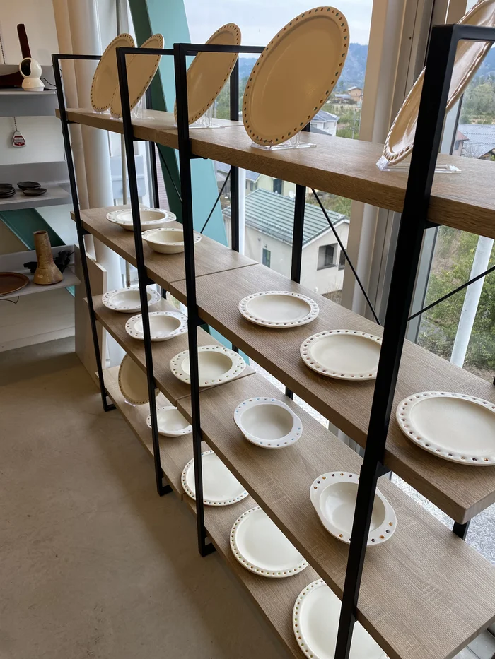 縁にドット装飾が施された白い皿のシリーズ