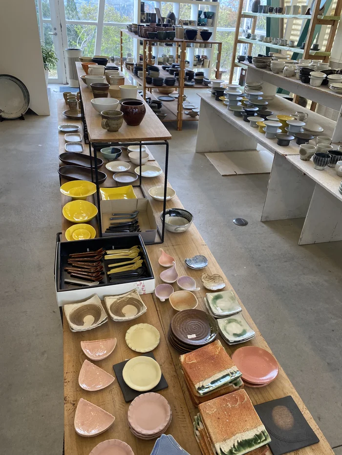 窓際のカラフルな小皿と箸、大きな皿が並ぶ