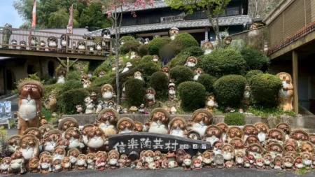 築80年の窯跡が客席に？滋賀・信楽”のぼり窯カフェ”を体験レビュー！ぽんぽこセットを実食&かわいい狸に癒される休日