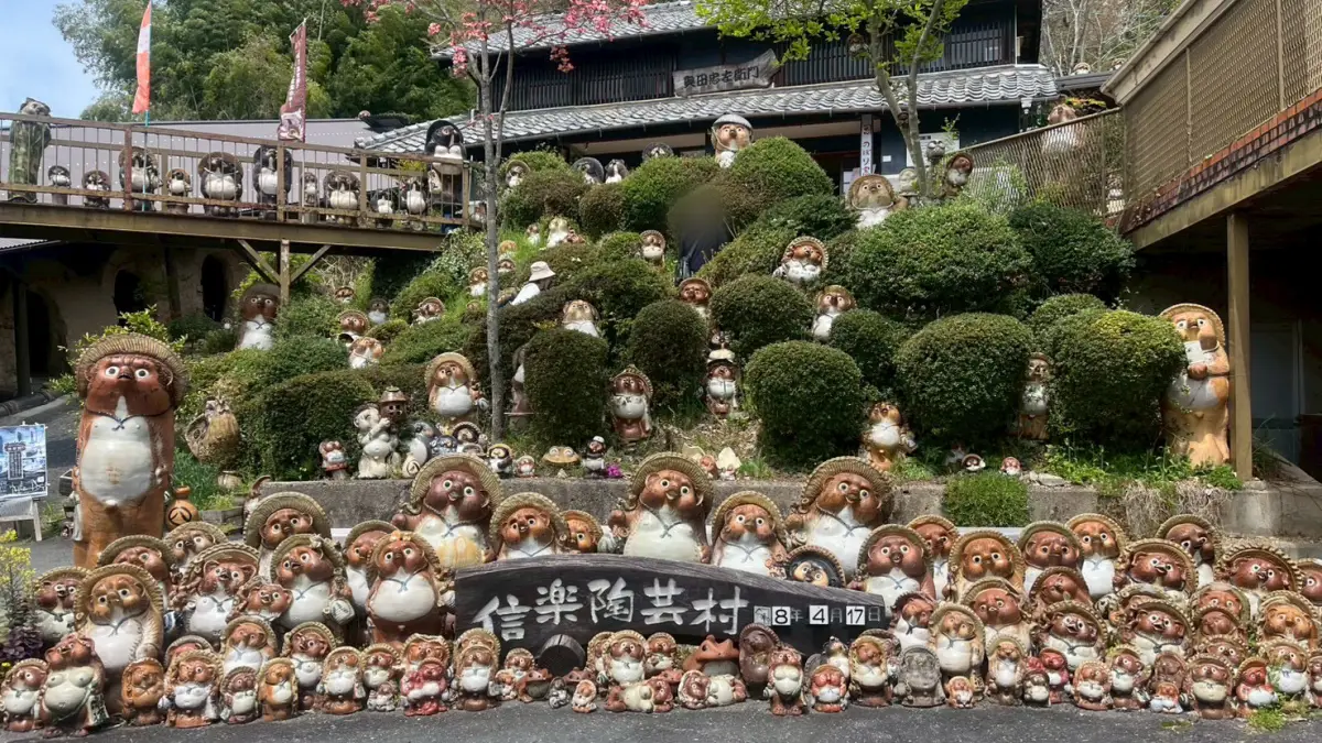 築80年の窯跡が客席に？滋賀・信楽”のぼり窯カフェ”を体験レビュー！ぽんぽこセットを実食&かわいい狸に癒される休日