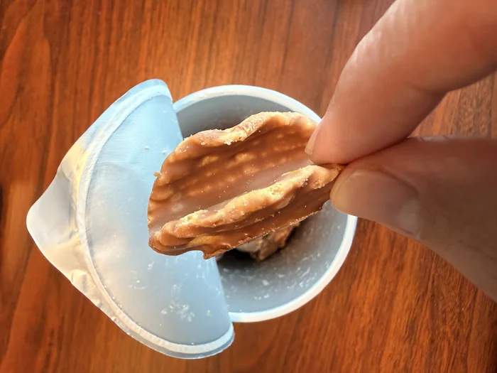 画像 スナックを持ち上げた様子と裏面