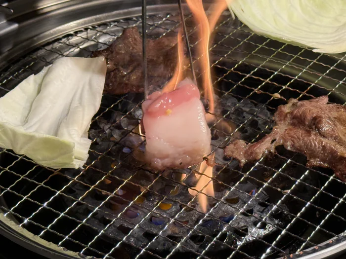 炭火で肉を焼く様子