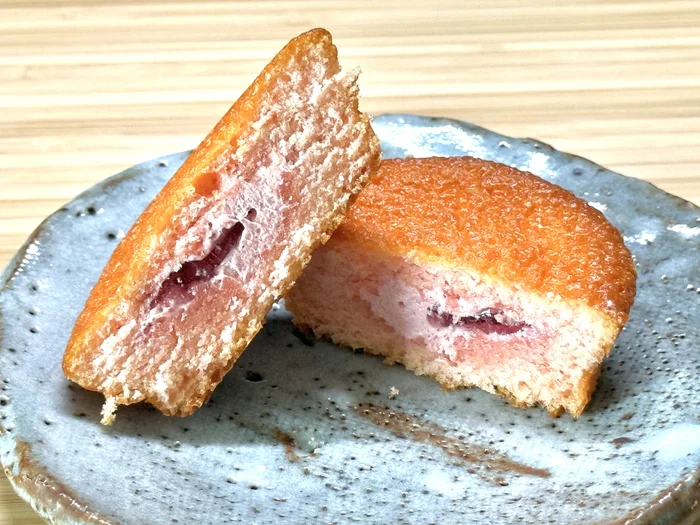 カスタードケーキ贅沢果汁苺の断面