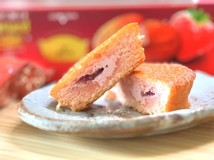 お皿に乗せたカスタードケーキ贅沢果汁苺の断面