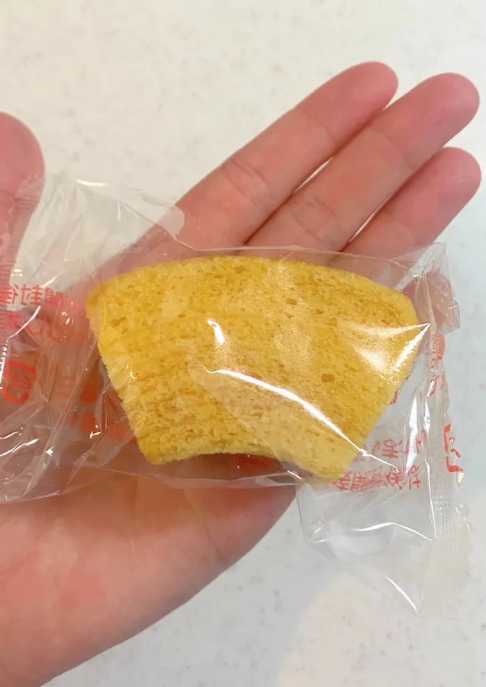 画像 手のひらに乗せた個包装の厚切りバウム