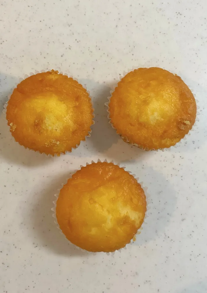 3つ並べたプチケーキ