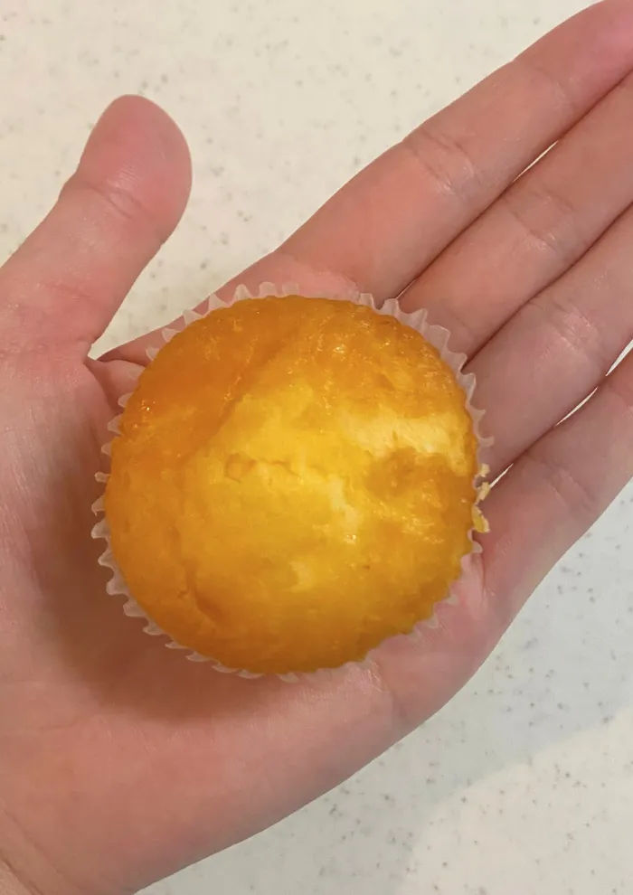 手のひらに1個乗せたプチケーキ