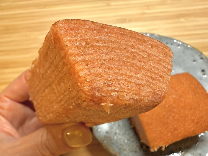 手で持ったバウムクーヘンの側面