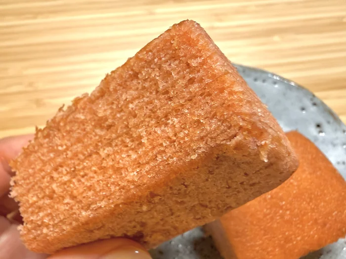 手で持ったバウムクーヘンの断面アップ