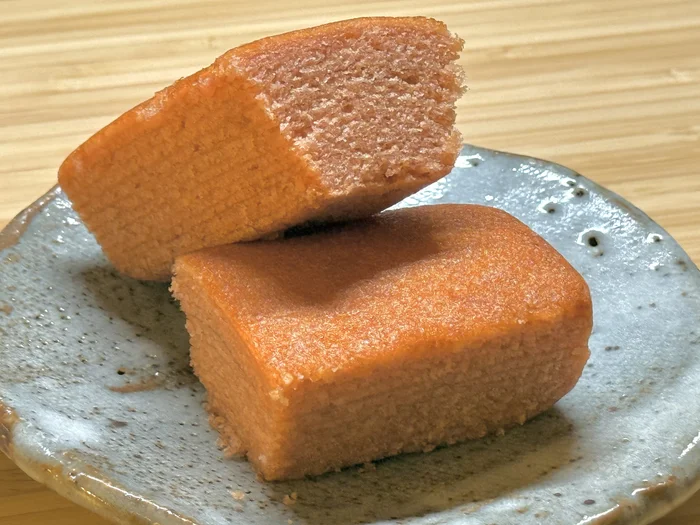 お皿に盛り付けたバウムクーヘン