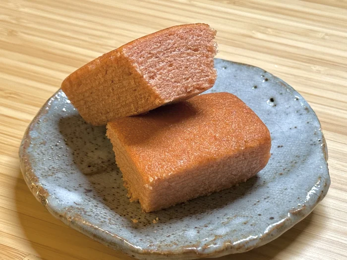 お皿に盛り付けたバウムクーヘンの横からのアングル