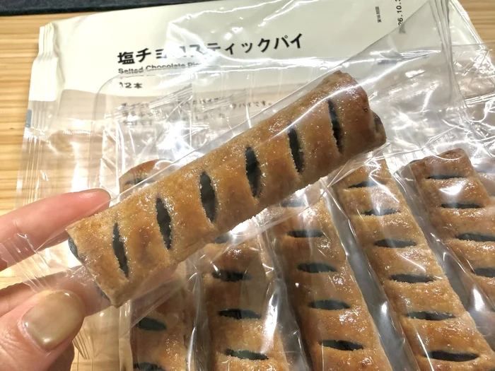 画像 塩チョコスティックパイの袋から1本取り出している様子
