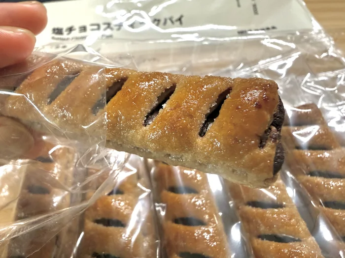 画像 個包装を開けてチョコがのぞく塩チョコスティックパイ