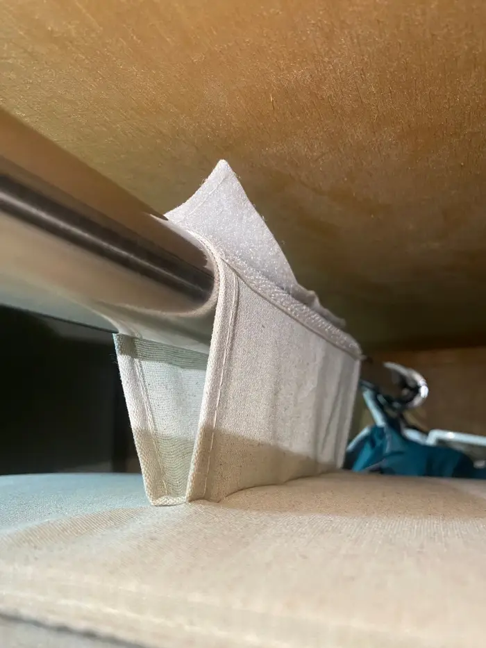 画像 ハンガーパイプに固定された上部のマジックテープ部分