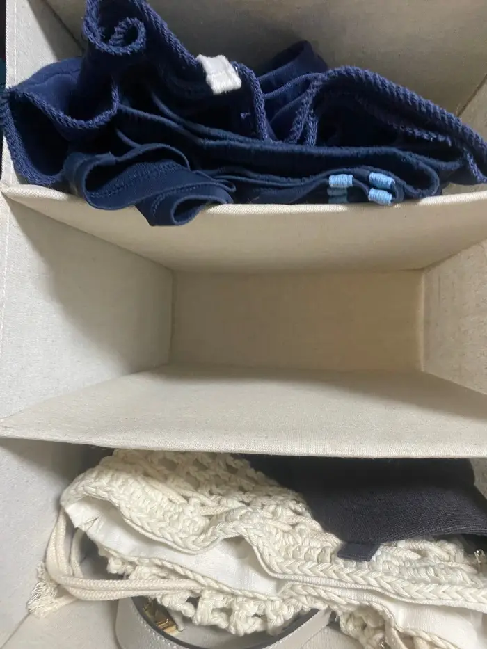 画像 衣類や帽子、バッグを収納している様子