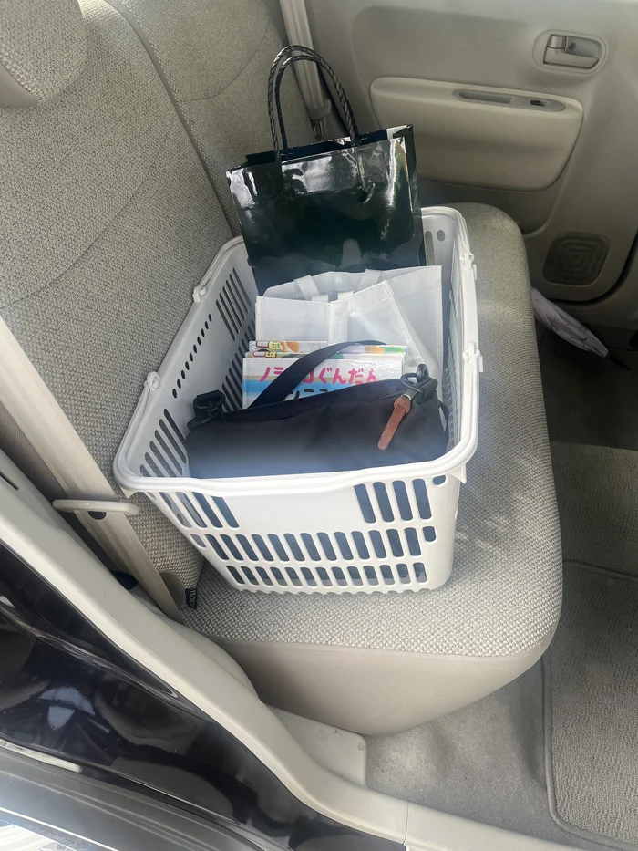 車内に設置した大サイズの買い物かご