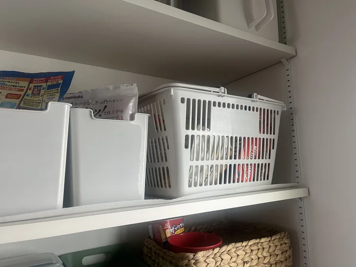 パントリーに設置した小サイズの買い物かご