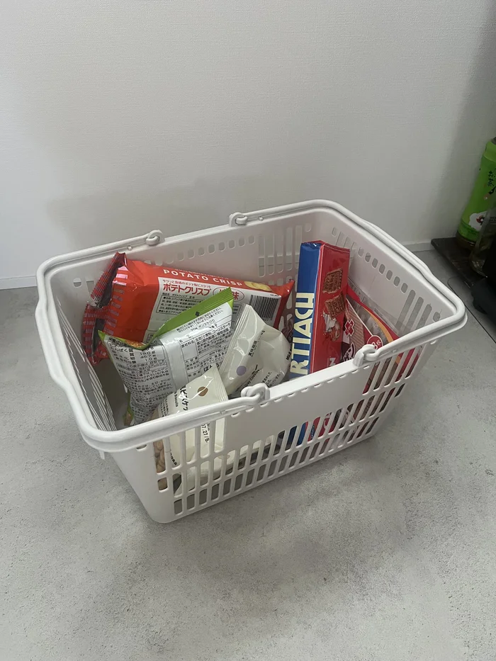 お菓子を収納した小サイズの買い物かご